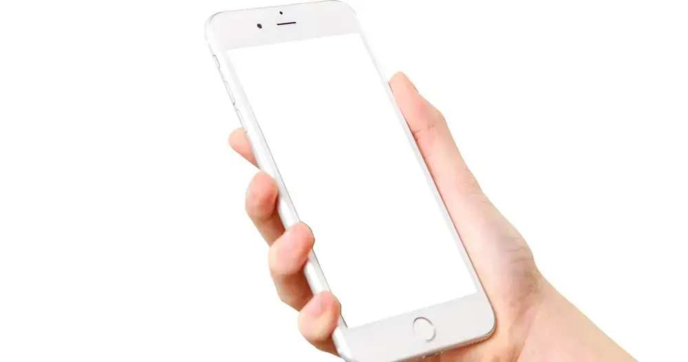 Mão segurando um smartphone com a tela em branco