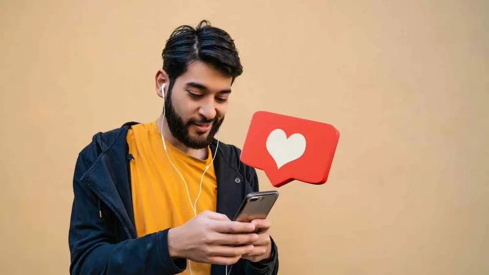 Como ter engajamento no Instagramelente oportunidade de captar clientes e aumentar as vendas. Ao trabalhar de modo eficiente no Instagram, a chance de valorizar sua marca aumenta bastante. Contudo, é preciso ter consistência nos posts e muita paciência, pois o sucesso na plataforma não vem num passe de mágica. Nesse sentido, quanto mais interações (engajamento) seus posts tiverem, maior a chance de sua página crescer. Leia este texto e saiba como ter engajamento no Instagram. O que é engajamento? Antes de mostrar como ter engajamento no Instagram, é necessário falar sobre o conceito de “engajamento”. Essencialmente, o engajamento mostra o quão participativos são os seguidores de uma página após uma nova postagem. Dessa forma, se torna possível saber qual post gera mais audiência e qual não traz resultado algum. Portanto, ao conhecer o engajamento de seu perfil, a chance dele crescer na plataforma se torna muito maior. É bom explicar que, quando se fala em participações na página, isso está ligado às interações dos seguidores com os posts. Ou seja, o engajamento está atrelado a tudo que envolve curtidas, comentários, salvamentos e compartilhamentos de postagens. Essas interações podem ser feitas no feed, nos stories e nas lives do Instagram. Ao falar sobre engajamento, lembre-se que quanto mais interações um post recebe, mais relevante ele será no Instagram. Por isso, é muito importante entrar no Instagram Insights e ver detalhadamente as interações de seus posts. Dessa forma, você verá quais de seus posts geraram engajamento e quais não deram certo. Analisar o engajamento do perfil é crucial Hoje em dia, é crucial analisar o engajamento de seu perfil, pois o algoritmo do Instagram valoriza muito isso. Ou seja, o robô analisa a quantidade de interações que seu post recebeu e determina se ele é relevante ou não. Para o algoritmo, a questão do engajamento é bem simples: quanto mais interações um post recebe, mais relevante ele é. Sendo assim, se seu post receber muitas interações, ele será mostrado para mais pessoas. A partir daí, se seu conteúdo for bom, sua página ganhará mais seguidores com o passar do tempo. Vale lembrar que, somente 10% dos usuários do Instagram conhecem algum novo post por meio do algoritmo. Essa porcentagem só será ultrapassada se o post ganhar muito engajamento das pessoas que o viram no feed. Em suma, para que um post seja mostrado para mais usuários, as pessoas que o virem devem interagir com ele. Do contrário, o post será esquecido. Engajamento e a captação de clientes Se você usa o Instagram para captar clientes, o engajamento se torna ainda mais importante. Afinal de contas, se seus posts tiverem poucas interações, o conteúdo da página não terá relevância. Em qualquer rede social, se o conteúdo de um perfil não é relevante, ele se torna totalmente inútil. Sendo assim, o perfil do Instagram não trará resultado nenhum para sua empresa. Outro ponto a ser analisado é o horário das postagens, pois é preciso fazê-las nos horários certos para seu público e não só no “horário que tiver mais gente”. Ao fazer o post focado nos horários de seu público, haverá mais chances das pessoas buscarem seu conteúdo e engajarem na sua página. Por outro lado, postar algo quando o Instagram como um todo teve picos de acesso não é bom. Ao fazer isso, é provável que seu post “suma” no meio dos outros, pois tem muita gente postando ao mesmo tempo. Obviamente, o algoritmo dará prioridade aos posts de páginas maiores, pois são eles que geram audiência. Se seu objetivo é vender no Instagram, tudo que você não quer é que seu post “desapareça” na plataforma. Afinal, se isso acontecer, seu trabalho terá sido em vão, pois ninguém verá o produto de sua página. Assim, seu perfil terá pouca relevância, o que fará o algoritmo esquecer dele. Como ter engajamento no Instagram Apesar do algoritmo do Instagram se atualizar com frequência. Além disso, existem algumas técnicas específicas para obter engajamento, muitas pessoas utilizam a estratégia de comprar curtidas, visualizações e seguidores. Porém, é possível criar bons conteúdos, interagir com os seguidores, promover sorteios e entre outras coisas. "A seguir, veja algumas estratégias para gerar engajamento na plataforma" Faça posts que geram interações Ao fazer um post, seu objetivo sempre deve ser o engajamento. Ou seja, seu post deve levar as pessoas a interagirem com ele. Por exemplo, fazer enquetes em sua página ou usar a caixinha de perguntas é um bom meio de gerar interações. Aliás, o tema da caixinha de perguntas pode levar o criador a fazer novas postagens. Por outro lado, as enquetes podem ser feitas no stories, o que chamaria ainda mais a atenção do público. Outra ideia muito boa é promover sorteios na página. Ao fazer isso, é bem provável que haja um crescimento na quantidade de comentários e curtidas. Inclusive, dependendo do que for sorteado, talvez até o número de seguidores aumente. Interaja e responda aos seguidores Obviamente, ter um bom conteúdo em sua página é muito importante. No entanto, se você não falar com seus seguidores, seu bom conteúdo não terá valor algum. Aliás, fazer vários posts, porém, nunca falar com quem te segue, mostra que você não se importa com seu público. Sendo assim, é provável que o engajamento de sua página diminua bastante. Portanto, sempre que seus seguidores falarem com você no direct, tente respondê-los de forma educada e gentil. Inclusive, falar com seu público no Instagram é um bom meio de fortalecer sua marca. Afinal de contas, ao serem bem atendidos, os seguidores recomendaram o seu trabalho para outras pessoas. Escolha bons horários para postar Ao decidir trabalhar no Instagram, é necessário saber em qual horário seu público costuma acessar a plataforma. Ter essa noção comportamental é importante, pois isso pode afetar o desempenho de seus posts. Por exemplo, se um post é feito num horário ruim para seu público, é provável que ele não traga resultados para a página. Por isso, é muito importante saber em qual horário sua audiência costuma frequentar a plataforma. Afinal, de nada adianta fazer posts noturnos se seu público acessa o Instagram pela manhã. Para ter uma noção melhor sobre essa métrica, é necessário entrar no Instagram Insights. Dessa forma, será mais fácil entender em qual período do dia seu público acessa a plataforma. A partir daí, você terá um norte para escolher o melhor horário possível para seus posts. Faça vídeos no Instagram Como os vídeos geram muito engajamento, o Instagram tem dado enorme relevância para eles. Por isso, além das fotos, é importante fazer vídeos em sua página, pois eles podem aumentar o número de interações. Quanto maior a qualidade do seu vídeo, maior a chance dele gerar engajamento. Não deixe de citar a sua localização Para que sua página alcance pessoas da sua região, é importante que seus posts tenham o nome de seu bairro, cidade ou empresa. Muitos usuários fazem buscas associadas a locais específicos, por isso, inserir os dados citados anteriormente faz toda a diferença. Dessa forma, será possível que pessoas próximas a você acompanhem o seu trabalho.